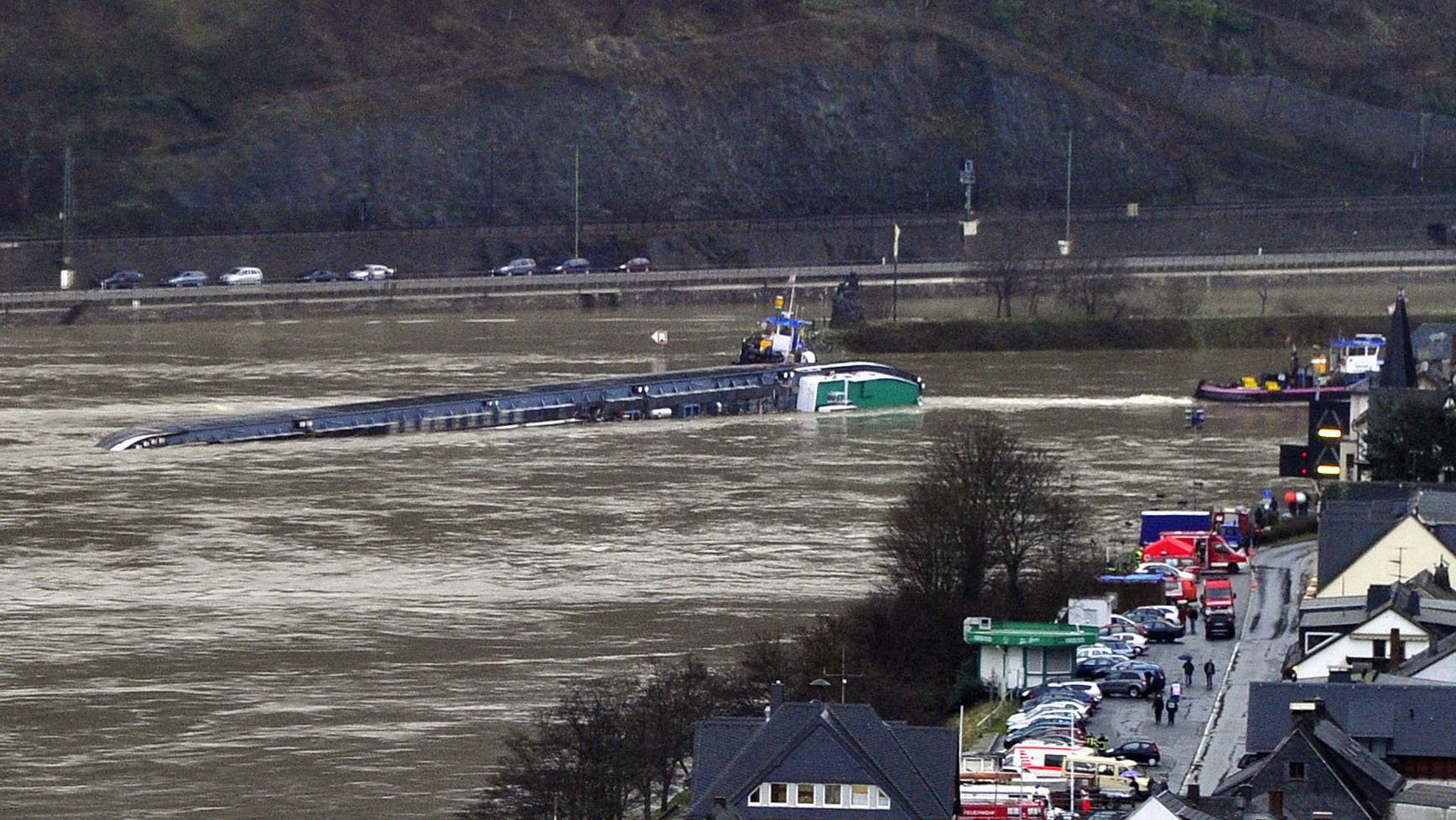 Ťažné člny zaisťujú prevrátený tanker prevážajúci 2400 ton kyseliny sírovej na rieke Rýn